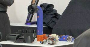 Dysonの新しいヘアドライヤーはパイプのように見えるがそれがすごい