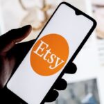 Etsy はプラットフォーム上で AI アートを販売できるようにするが、そこには落とし穴がある