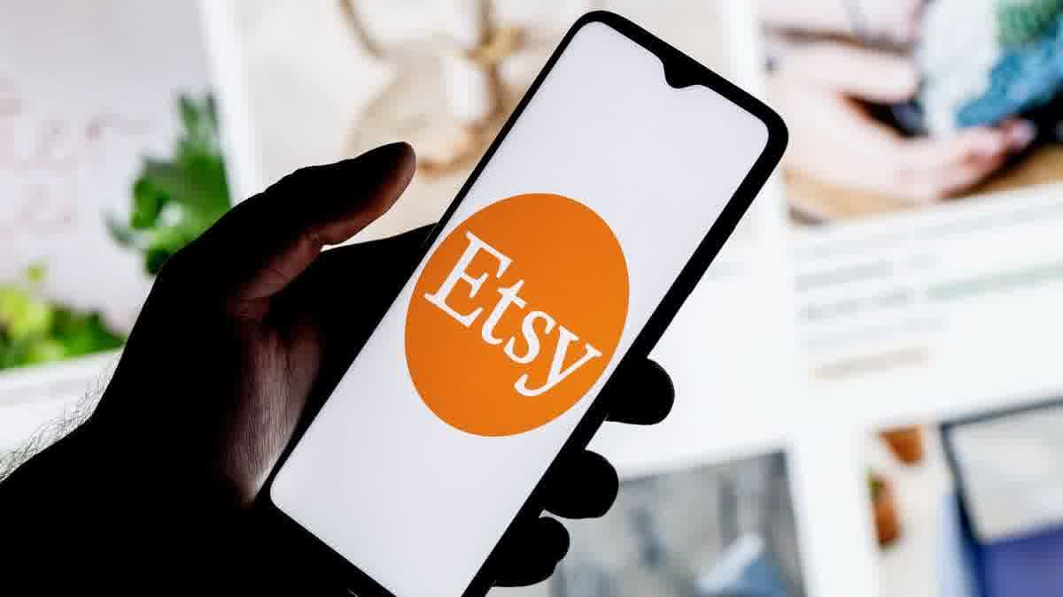 Etsy はプラットフォーム上で AI アートを販売できるようにするが、そこには落とし穴がある