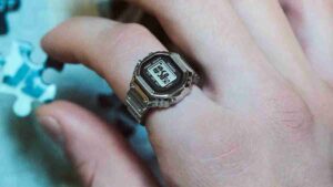 カシオCRW-001-1JRはスマートリングとスマートウォッチの両方の機能を備えている