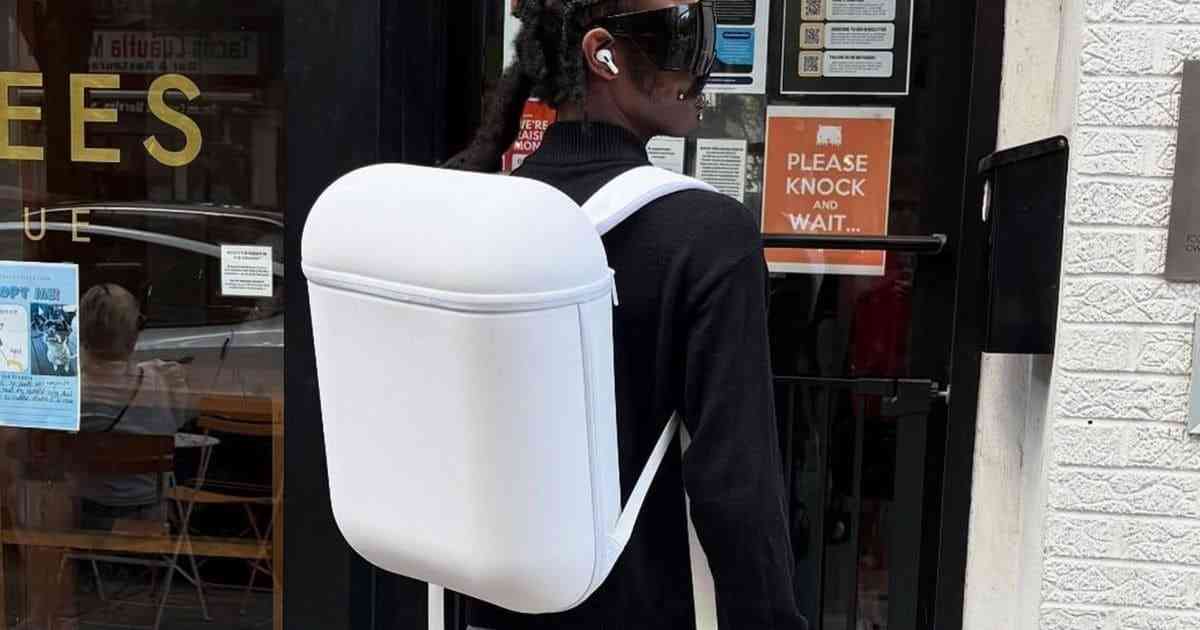 まるで巨大AirPodsケース?話題のバックパック「AIRPACK」が登場