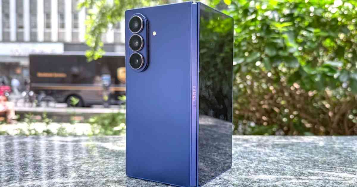 Galaxy Z Fold 7の耐久性が進化!50万回の開閉に耐える驚異のタフさとは?